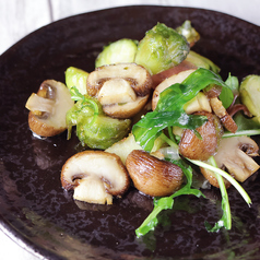 マッシュルームと芽キャベツの生ハム温サラダ