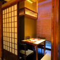2名様からご利用頂ける半個室テーブル席。落ち着いた和空間でごゆっくりとお食事をお楽しみ頂けます。