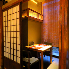 2名様からご利用頂ける半個室テーブル席。落ち着いた和空間でごゆっくりとお食事をお楽しみ頂けます。