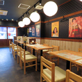 店内には快適に過ごせるテーブル席を26席ご用意しております。木の質感を活かした落ち着いた和の空間は、お一人様でのご利用も大歓迎です。お席とお席の間を広くとっておりますので、少人数での気軽な会食から大人数でのご宴会まで、周りを気にすることなく様々なシーンでゆったりとお食事を楽しんでいただけます。