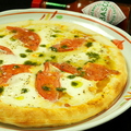 料理メニュー写真 モッツァレラとバジルのピザ