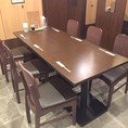 テーブル席は人数に合わせてレイアウト変更可能です。1名様から6名様まで対応しています。