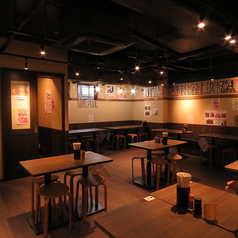当店は居心地のよいテーブル席をご用意しております！自慢の串やその他多数人気の逸品揃い。お酒と共に最高の時間をお過ごしください♪ゆったり過ごせる宴会・気兼ねなく過ごせる女子会にもおすすめ◎周りを気にせずワイワイお食事をお楽しみください！お客様の人数に合わせてご案内いたします★