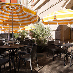 中之島の風を感じる開放的なテラス席。重要文化財の重厚な建築美を間近に、非日常的なひとときを楽しめます。