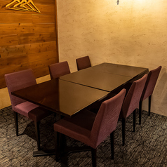 店内奥の人気のテーブル席。ゆったりとお過ごしください。