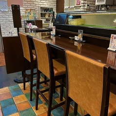 【カウンター席：1名様×4席】人気のカウンター席は、1名様～4名様までご利用可能です。目の前の調理シーンのライブ感もお楽しみいただける、初見様にも常連様にも隠れ人気の特等席となっております。お一人様でのご利用はもちろん、大切なパートナーとのデートやご友人との飲み会にも幅広くお使いください。