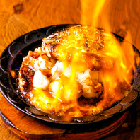 炎とふわふわのお好み焼き横丁名物『炎のお好み焼き』