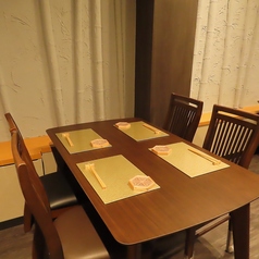 2名様~4名様でご利用いただけるテーブル席です。テーブルを移動させることで大人数のお客様のお席としてご用意することもできます◎