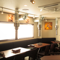 清潔感があり、落ち着いた雰囲気のテーブル席です。ご家族や気の置けない仲間と、ゆったりと焼肉をお楽しみいただけます。最大宴会収容人数は28名で、貸切も要相談で承ります。