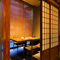 2名様半個室テーブル席と3～4名様半個室テーブル席の2つをご用意しており、お席を繋げて6名様のご案内も可能です。デートや大切な方の誕生日・記念日、接待・会食など様々なシーンに合わせて、ご利用くださいませ。