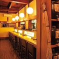 計8席のカウンター席は、おひとり様や出張で松本を訪れる方に人気の特等席です。純日本建築の木の温もりを感じる空間で、地酒を片手に本格的な信州そばや馬刺しをカジュアルに堪能できます。駅近の利便性と大人の隠れ家のような落ち着きを兼ね備えた、使い勝手の良いお席です。