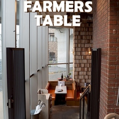 テーブル席を完備した開放的な店内。ゆとりのある空間設計で、少人数から大人数まで幅広く対応できます。