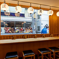 カウンター席は当店2階にご用意しております♪落ち着きのある洗練されたお席は、調理風景もご覧いただける特等席。ご夫婦・カップルのデート利用やおひとり様のサク飲みにも使いやすく、プライベートタイムをゆったりとお過ごしいただけます◎【上野駅/居酒屋/海鮮/焼き鳥/やきとん/飲み放題/昼飲み/貸切】