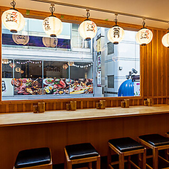 カウンター席は当店2階にご用意しております♪落ち着きのある洗練されたお席は、調理風景もご覧いただける特等席。ご夫婦・カップルのデート利用やおひとり様のサク飲みにも使いやすく、プライベートタイムをゆったりとお過ごしいただけます◎【上野駅/居酒屋/海鮮/焼き鳥/やきとん/飲み放題/昼のみ/貸切】