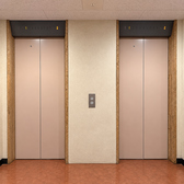 建物右側の今朝ビル入口から中ほどまで進むとエレベーターがございます。階段のご利用が難しい方はこちらから2階までお越しいただけます。店内ではWi-Fiもご利用いただけます。