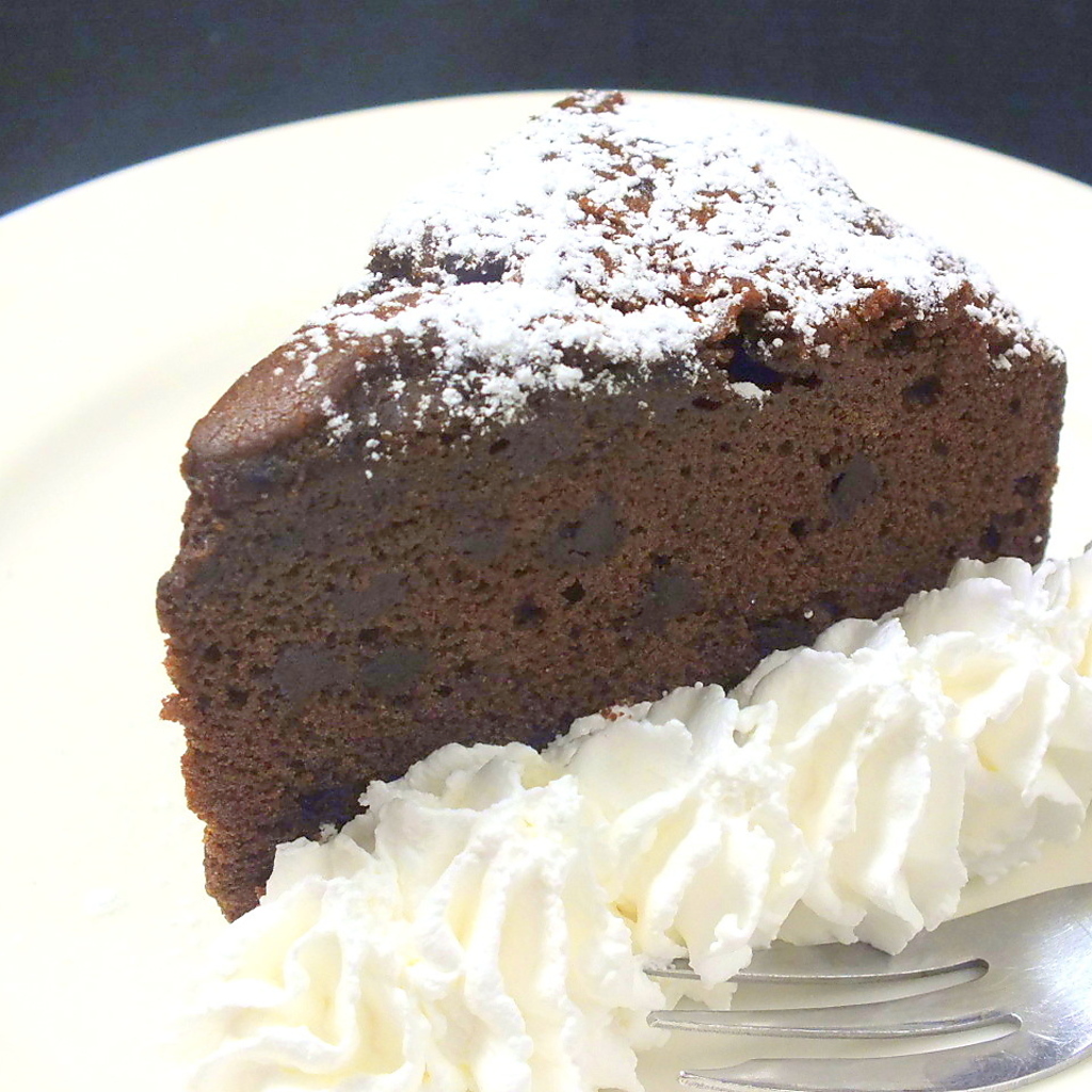 もちろん甘味もご用意。ガトーショコラ生クリーム添え　