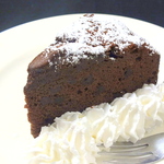 もちろん甘味もご用意。ガトーショコラ生クリーム添え　