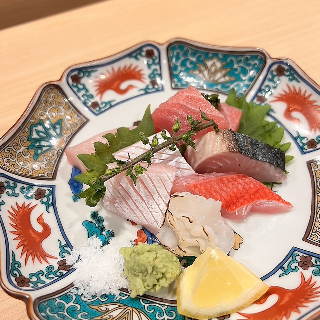 名物の刺身盛り合わせは、市場で選んだ魚の旬を楽しむ一皿。美味しさをちょっとずつご堪能ください。