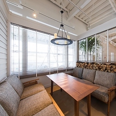 【カフェ個室エリア】女子会やカップルはもちろん、ご友人同士やファミリーでも利用しやすい個室席。プライベート空間でゆったりお過ごしいただけます。