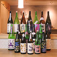 カウンターに並んだ店主こだわりのお酒！