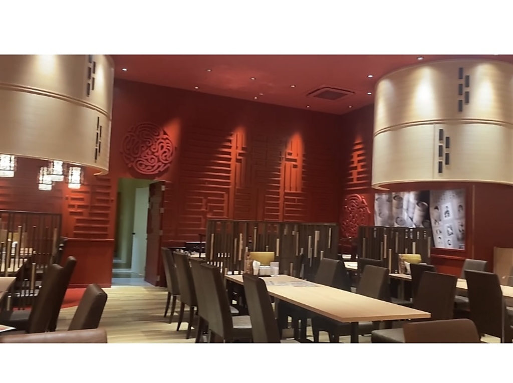 奥まで広々店内♪