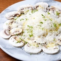 料理メニュー写真&nbsp;マッシュルームとペコリーノチーズのカルパッチョ