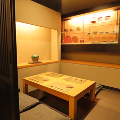 4名様~8名様でご利用いただける掘りごたつ席です。本格的な日本料理を味わいながら、親しい方々とお寛ぎくださいませ◎
