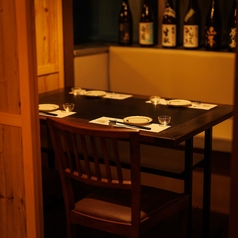 【テーブル席】完全個室なので、周りを気にせずリラックスできます。デートやサシ飲みにもおすすめのお席です♪
