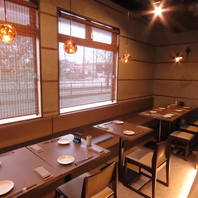 【温もりの灯りが優しく包まれた店内は心落ち着きます】