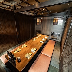 昔の日本家屋を思わせるなんとも落ち着く店内。掘りごたつの席でゆったりおくつろぎ下さい。美味しいお酒とお食事のほか、旬の食材を使用した自慢のお料理と豊富な種類のドリンクをお楽しみ頂ける飲み放題付宴会コースを各種ご用意しています。鍋パーティ、女子会、誕生日、仲間との飲み会など様々なシーンにも◎