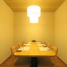 小宴会や接待におすすめの6名様用のテーブル個室もございます。