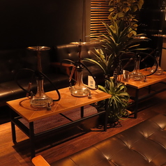 2名様用のテーブル席を7卓ご用意しており親しい友人や大切な人との会話を楽しむのに最適なスペースです。それぞれのテーブル席は、リラックスできるデザインで、心地よい雰囲気の中でシーシャをお楽しみいただけます。個々のテーブルは、プライベート感を大切にしており、落ち着いた空間の中で特別なひとときを提供します。