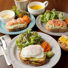 モーニングから食べれるオープンサンドもあります。
