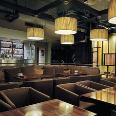店舗貸切～100名★開放感ある広々とした店内。90名様まで着席ご利用可能。