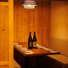 【テーブル席】周囲の音を気にせず、仕事の話し合いも集中できるお席です。ご友人や女子会のおしゃべりタイムにもおすすめ◎