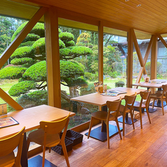 カウンターありお庭を見ながらのお食事。