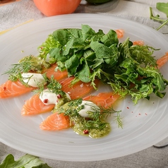 タスマニアサーモンとマスカルポーネ・ハーブののサラダ