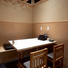 4名掛けのテーブル席は、木のぬくもりと広めのテーブルで、ゆったりとお料理を囲んでいただけます。落ち着いた雰囲気の中に、どこか賑わいを感じる──よろこんでらしい、心地よい距離感です。