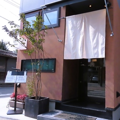 職人の見事な手仕事を間近で堪能できる、臨場感あふれる特等席です。熊本の新鮮な食材や上質なお肉が炭火で香ばしく焼き上げられる様子を、ライブ感たっぷりに五感でお楽しみいただけます。お一人様でのしっぽり飲みや、デートにもおすすめ。絶品の郷土料理と美味しいお酒を味わいながら、特別なひと時をお過ごしください。