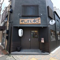 街角に佇む当店