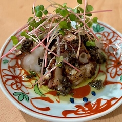 青森県産炙りタコのカルパッチョ タップナード添え