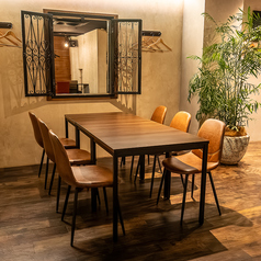 6名までOKのテーブルもございます。いろいろな組み合わせ対応させていただきます