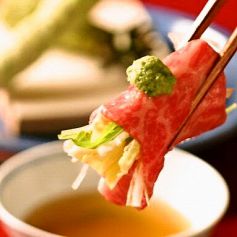 刻み野菜を牛肉でくるんで