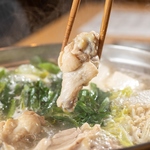 韓国のタッカンマリ風の『鶏の水炊き』はにんにくとショウガのスライス効果で体の中からぽかぽかに◎