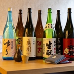 雰囲気満点のカウンター。オープンキッチンの臨場感を感じながら、特別なひとときをお過ごしください