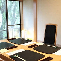 個室は全てテーブルと椅子でご用意しておりますので、足が悪い方もご安心ください。