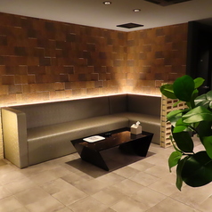 落ち着いてお酒を楽しめる席になります。デートなどのご利用にもぴったりです。