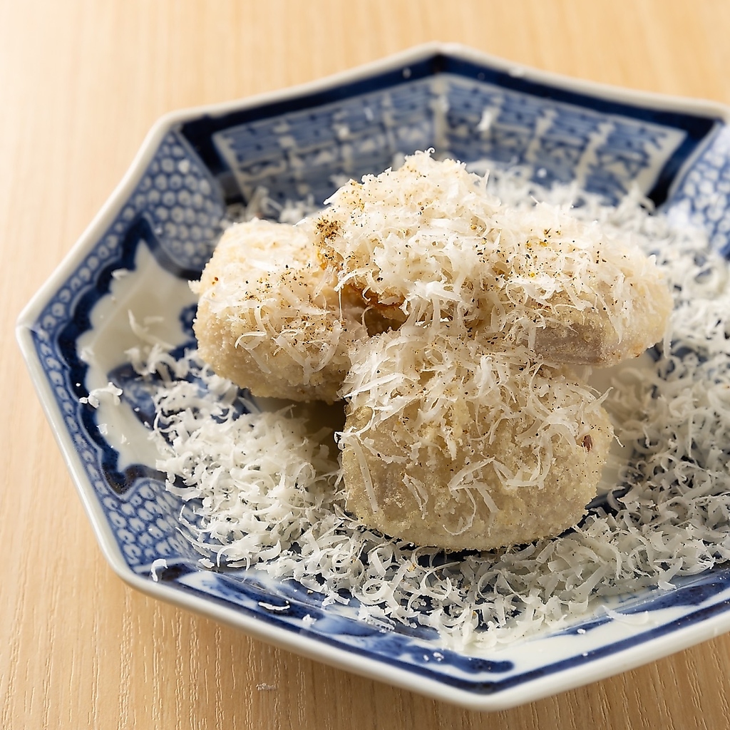 厚切り牛タン焼きは、低温調理で柔らかくしっとりと仕上げた逸品。レアでお召し上がりいただけます。