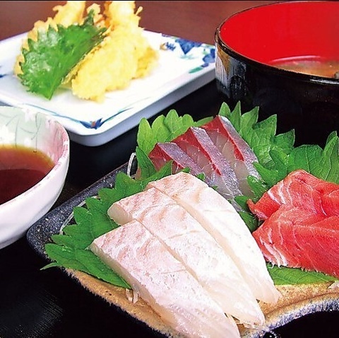 広々とした空間で海を眺めながら海鮮料理や天ぷらなどをお楽しみいただけます