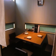 周りの視線を気にせず、プライベートな時間を満喫できる落ち着いた半個室空間です。ほどよいおこもり感がある心地よいお席は、記念日のお祝いや接待、大切な方との語らいの場にぴったり。和の情緒を感じる洗練された大人の隠れ家で、旬の魚介やこだわりの逸品を味わいながら、誰にも邪魔されないくつろぎの夜をどうぞ。